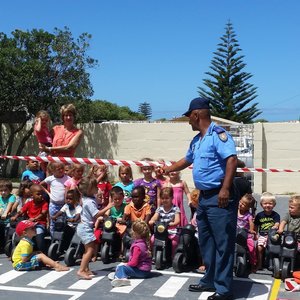 Die groot oomblik met die knip van die lint deur Tony Blakenberg om die Gansies se “teerstraat” amptelik te open (Foto: Lisa Bosman)